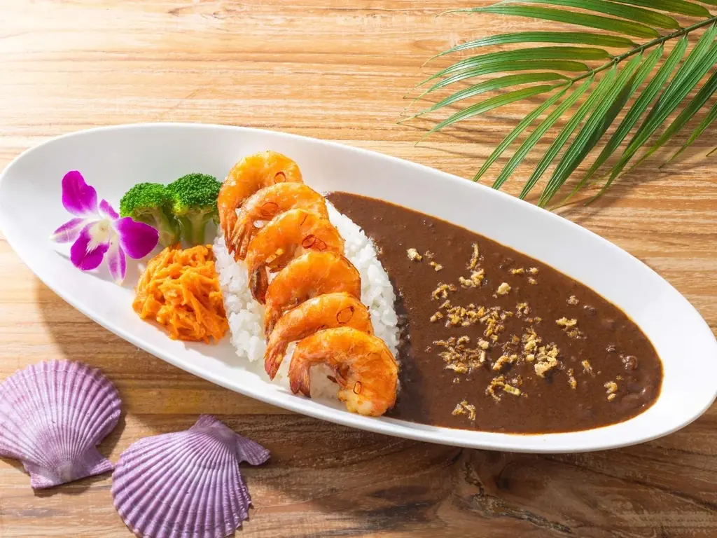 【La・Ohana(ラ・オハナ)】夏の食欲を刺激する新メニュー登場！スパイスの奥深いコクと圧倒的な満足感！肉厚バックリブと芳醇ガーリックシュリンプとともにスパイシーな「ハワイアンカレー」をご堪能あれ！ 画像 3