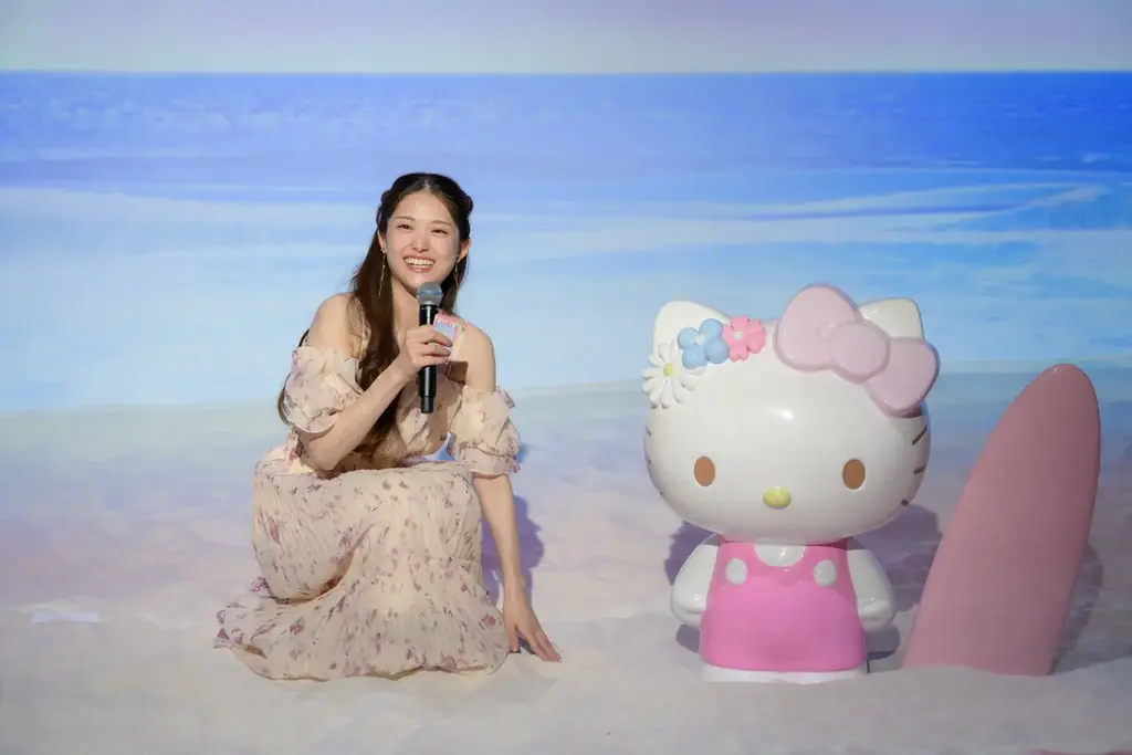 『Sanrio characters Exhibition Hotel Floria Tokyo（ホテルフローリア トーキョー）』松村沙友理さんがハローキティと“かわいい”ポーズ！ 画像 2