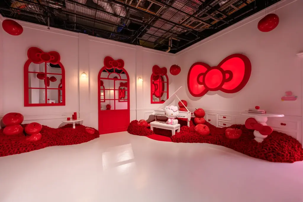 『Sanrio characters Exhibition Hotel Floria Tokyo（ホテルフローリア トーキョー）』松村沙友理さんがハローキティと“かわいい”ポーズ！ 画像 3