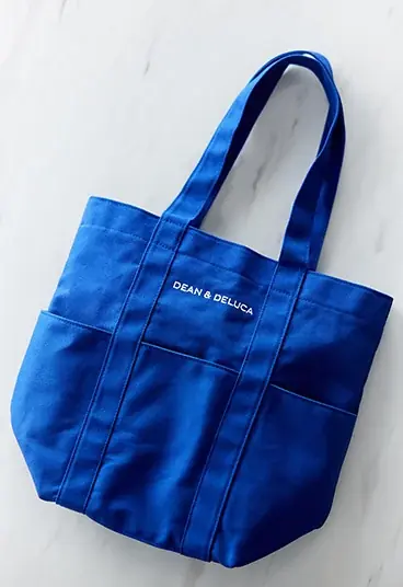 DEAN & DELUCA初、「夏の福袋 2026」を数量限定で発売 | ロイヤルブルーの限定トートバッグに、夏のおいしいものを詰め合わせ 画像 4