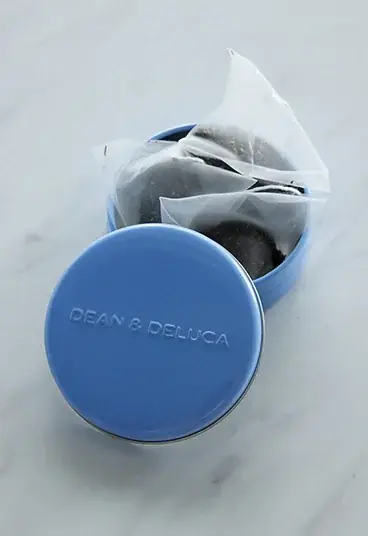 DEAN & DELUCA初、「夏の福袋 2026」を数量限定で発売 | ロイヤルブルーの限定トートバッグに、夏のおいしいものを詰め合わせ 画像 8