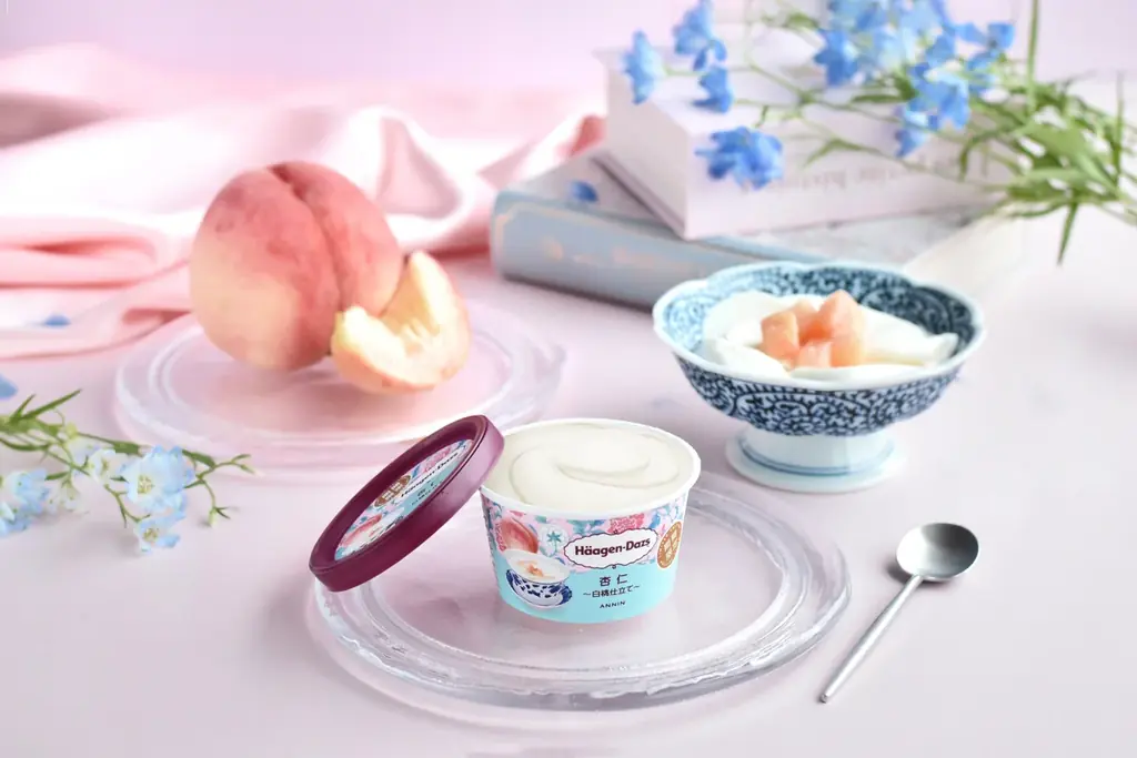 【ハーゲンダッツ】夏にぴったり！　杏仁アイスクリームと白桃ソースが引き立て合う甘美な味わい　ミニカップ『杏仁～白桃仕立て～』　7月21日(火)より期間限定新発売！ 画像 1