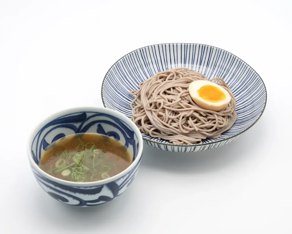 十割そばをワンコインから提供する「十割蕎麦専門店 10そば」冷たい十割そばを、濃いめのつけ汁で味わうつけそばシリーズ、充実してます！ 画像 4