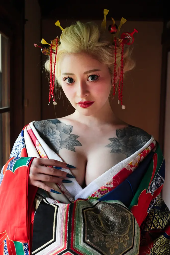 ヤンキー恋リアで話題の金髪刺青メンヘラ美女、小野乙葉が自叙伝『毒愛』を8月19日に発売！　“緊縛”グラビア＆壮絶過去を衝撃告白！ 画像 4