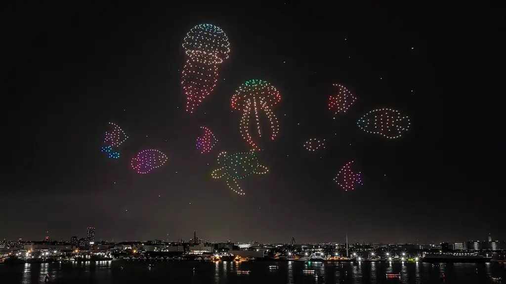 7月19日 熱海で500機ドローンショー 昭和レトロを夜空に