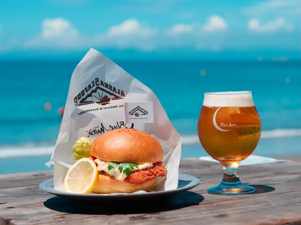昨年好評のアラスカ産スケソウダラのフィッシュバーガーが今年も登場！葉山の海の家「Blue Moon Hayama」で8月31日まで提供 画像 2