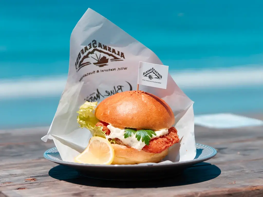 昨年好評のアラスカ産スケソウダラのフィッシュバーガーが今年も登場！葉山の海の家「Blue Moon Hayama」で8月31日まで提供 画像 4