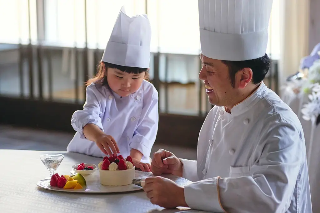 【ロッテ × ザ ストリングス 表参道】人気お菓子でパフェづくりに挑戦！夏休み限定「お菓子の秘密講座&リトルパティシエ体験」開催 画像 3