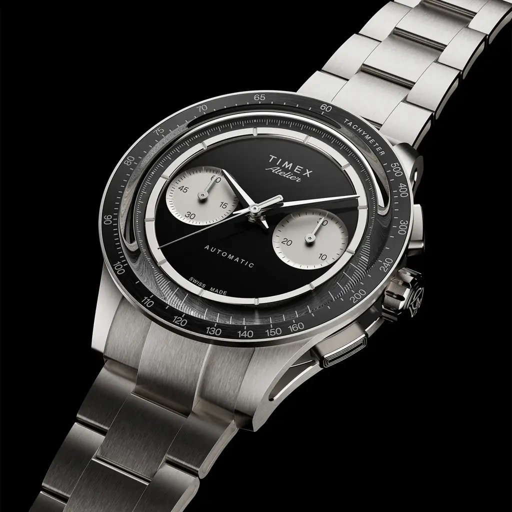 TIMEX史上最高峰のデザイン哲学を体現する「TIMEX ATELIER（タイメックス アトリエ）」から、初のクロノグラフが登場。チタンケースとスイス製ムーブメントを搭載した、ブランドの本気時計。 画像 1