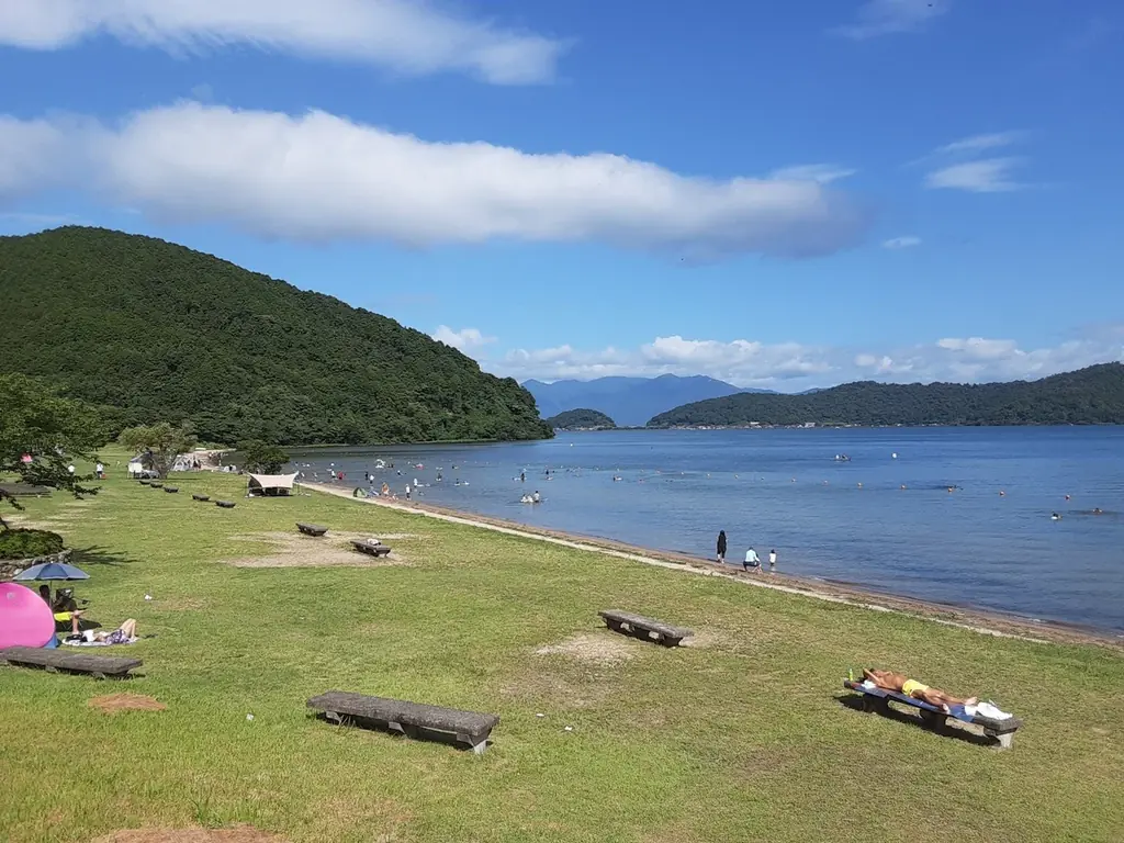 波打ち際まで芝生の宮ヶ浜水泳場が開設　水質AAで子連れ安心