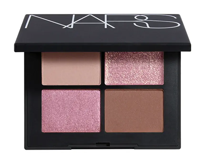 インパクトのあるカラー。贅沢な質感。４シェードがセットされた魅惑的な「NARS クワッドアイシャドー」にブランドのシグネチャーに着想を得た新色３種が仲間入り。 画像 2