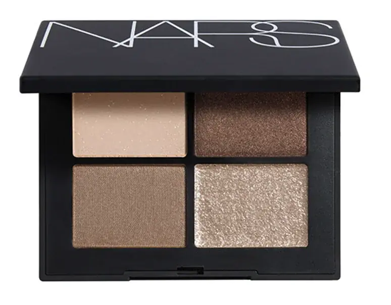インパクトのあるカラー。贅沢な質感。４シェードがセットされた魅惑的な「NARS クワッドアイシャドー」にブランドのシグネチャーに着想を得た新色３種が仲間入り。 画像 3