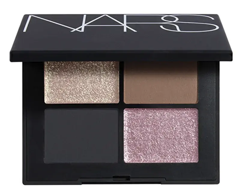 インパクトのあるカラー。贅沢な質感。４シェードがセットされた魅惑的な「NARS クワッドアイシャドー」にブランドのシグネチャーに着想を得た新色３種が仲間入り。 画像 4