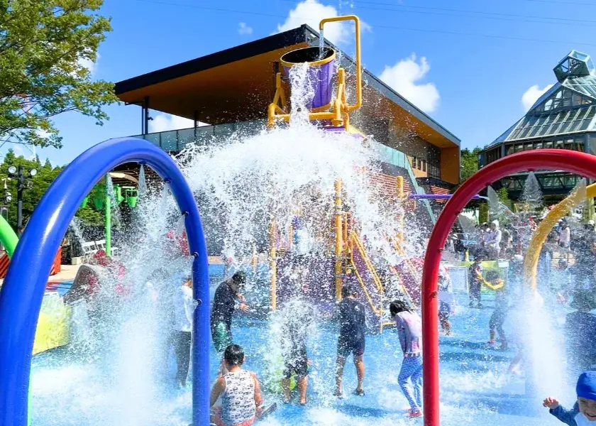 河川環境楽園の夏イベント「夏の楽園祭」水と光の体験