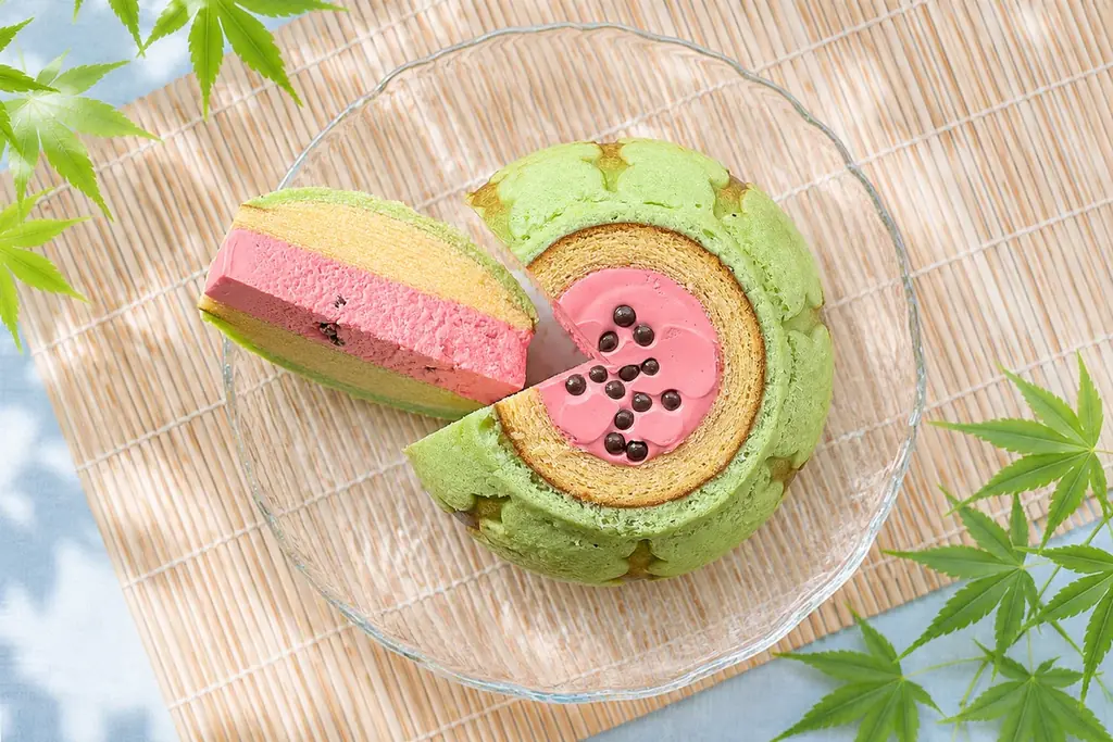 【7月27日「スイカの日」に生まれ変わる】本物そっくり「すいかバウム」がリニューアル！生クリーム増量で、“お値段変わらず”もっと贅沢な味わいへ。 画像 4