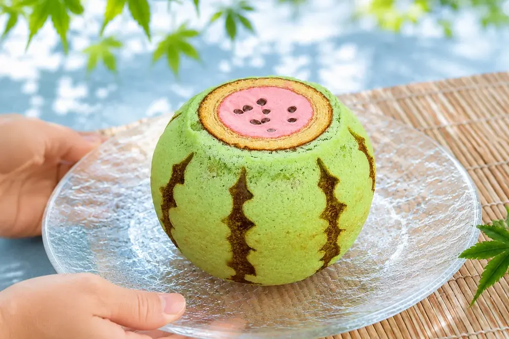 【7月27日「スイカの日」に生まれ変わる】本物そっくり「すいかバウム」がリニューアル！生クリーム増量で、“お値段変わらず”もっと贅沢な味わいへ。 画像 5