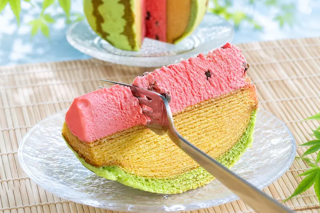 【7月27日「スイカの日」に生まれ変わる】本物そっくり「すいかバウム」がリニューアル！生クリーム増量で、“お値段変わらず”もっと贅沢な味わいへ。 画像 6