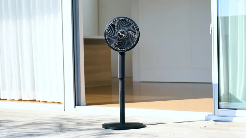 アトラクション待ち列などに、高性能扇風機を約100台増設。さらに屋外作業を支えるパーク従業員に、ファン付きウェア約100着を提供 画像 5