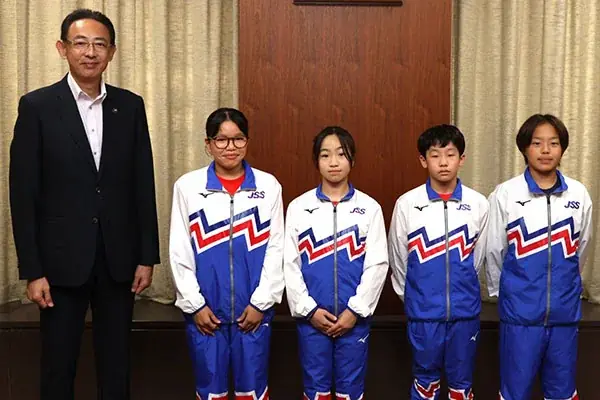 高槻市のスイミングスクールに所属する小学生4人が水泳の全国大会出場を市長に報告 画像 1