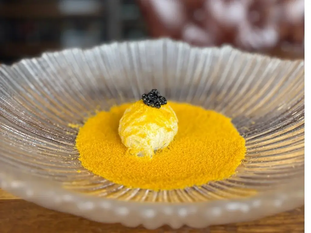 西麻布の隠れ家レストラン「鶫（Tsugumi）」、特等席で味わう「記念日コース」の提供を開始。名物カラスミビーフンとメロンカービングで彩る大人の夜。 画像 4