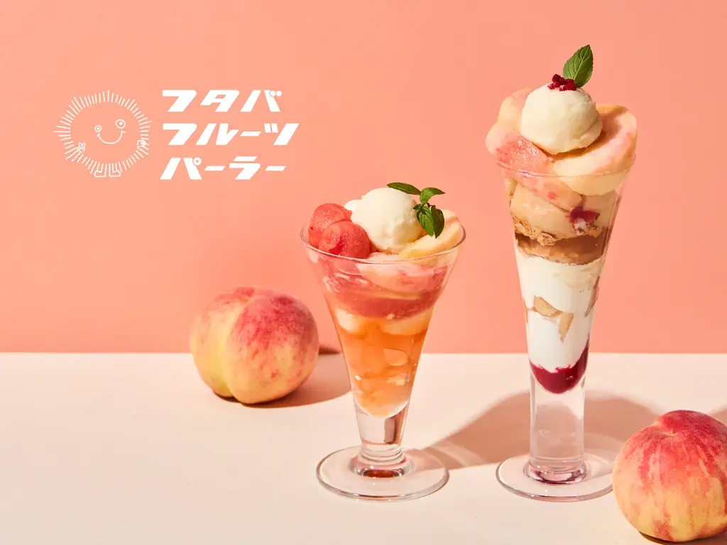 【フタバフルーツパーラー】今しか味わえない、旬の白桃「あかつき」を丸ごと。ローズ香る「白桃とフランボワーズのパフェ」など、夏限定メニュー2商品を8月4日より期間限定で販売開始！ 画像 1