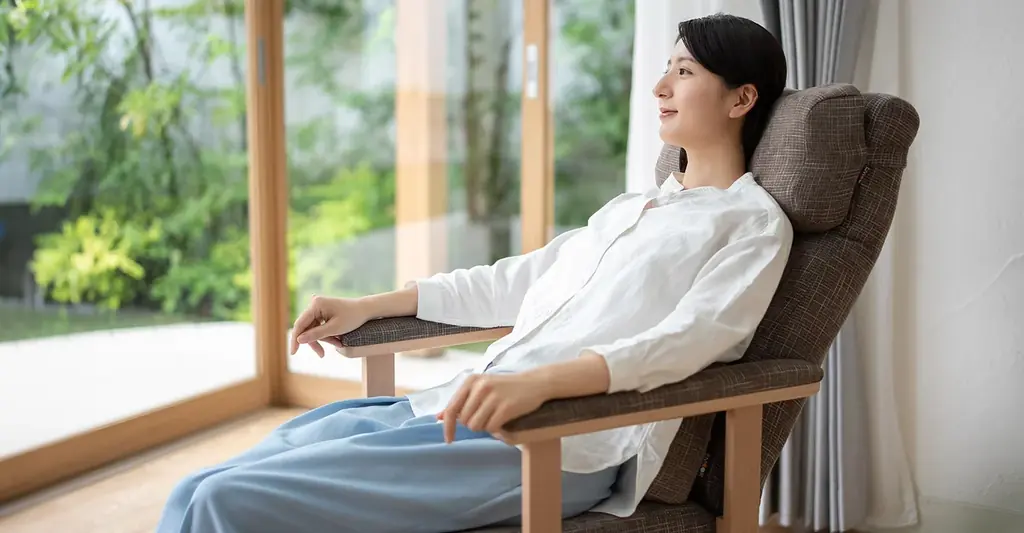 毎日座るあなたへ――自分専用のソファを選ぶ方に人気の高座椅子akariシリーズより『安全ロック機能付き くつろぎ回転高座椅子』が新登場！姿勢をケアしながら長時間でも心地よく座れます。 画像 4