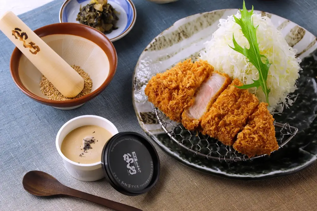 『名代とんかつ かつくら』創業祭開催。8月1日(土)より5日間、直営全22店舗で和紅茶アイスを、期間中 毎日先着プレゼント。限定記念品が当たるスクラッチくじも開催。 画像 1