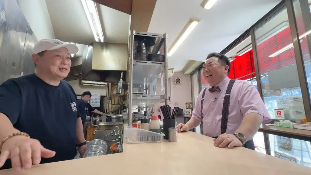 【ＢＳ日テレ】「ドランク塚地のふらっと立ち食いそば」東京・千住で見つけた自称・日本一メニュー数が多い立ち食いそば屋　ガシガシいける！店主自慢の太麺そばに舌鼓　“雨の日以外は通う”という強者常連客も！ 画像 3