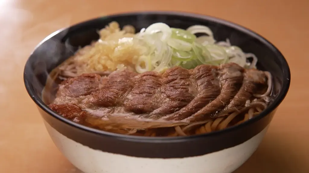 【ＢＳ日テレ】「ドランク塚地のふらっと立ち食いそば」東京・千住で見つけた自称・日本一メニュー数が多い立ち食いそば屋　ガシガシいける！店主自慢の太麺そばに舌鼓　“雨の日以外は通う”という強者常連客も！ 画像 6