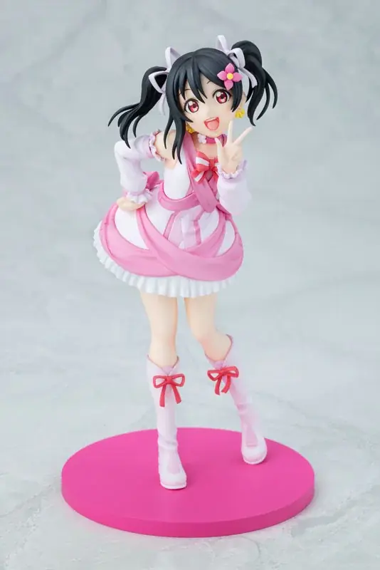 『ラブライブ！』シリーズ15周年を記念し、「絢瀬絵里」「東條 希」「矢澤にこ」が『僕たちはひとつの光』の衣装でフィギュア化。 画像 17