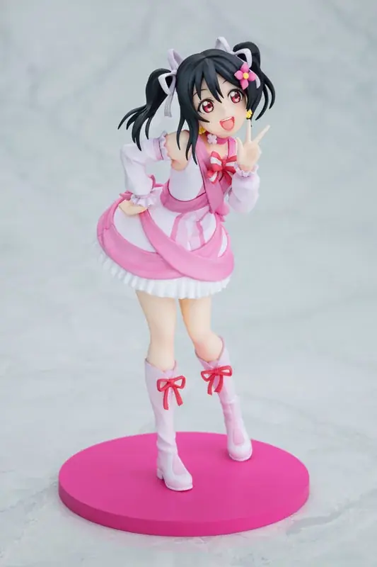 『ラブライブ！』シリーズ15周年を記念し、「絢瀬絵里」「東條 希」「矢澤にこ」が『僕たちはひとつの光』の衣装でフィギュア化。 画像 19