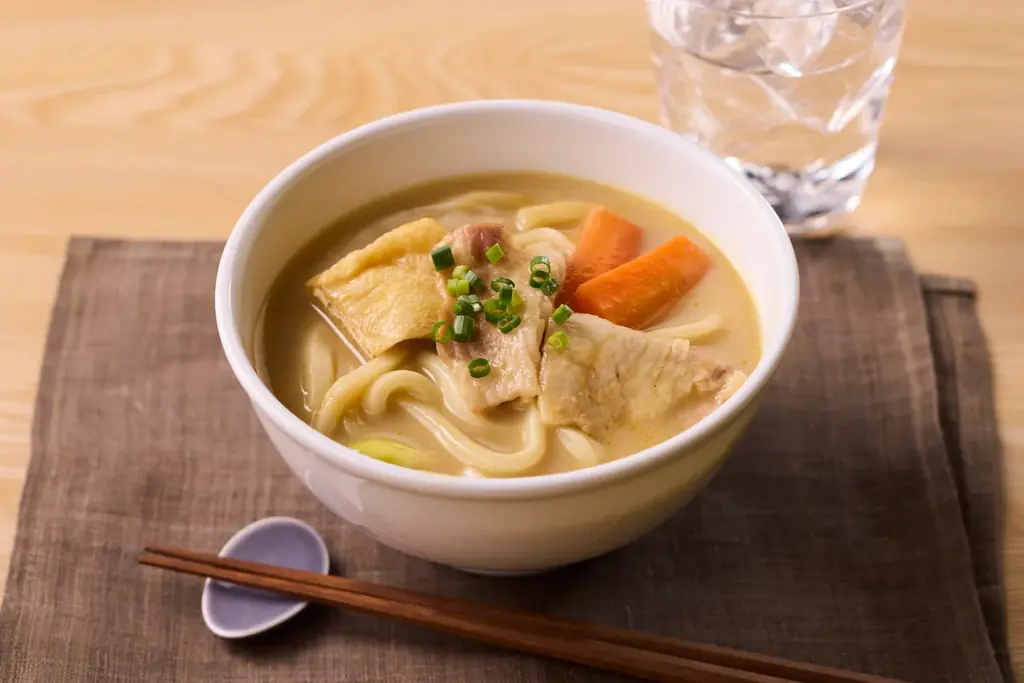 ＜若鯱家×マルサン豆乳のコラボ鍋＞ カレーなのに白い！？ 家族みんなで楽しめる新感覚のやさしい辛さ 「若鯱家監修 豆乳白まろカレー鍋スープ」発売 画像 2
