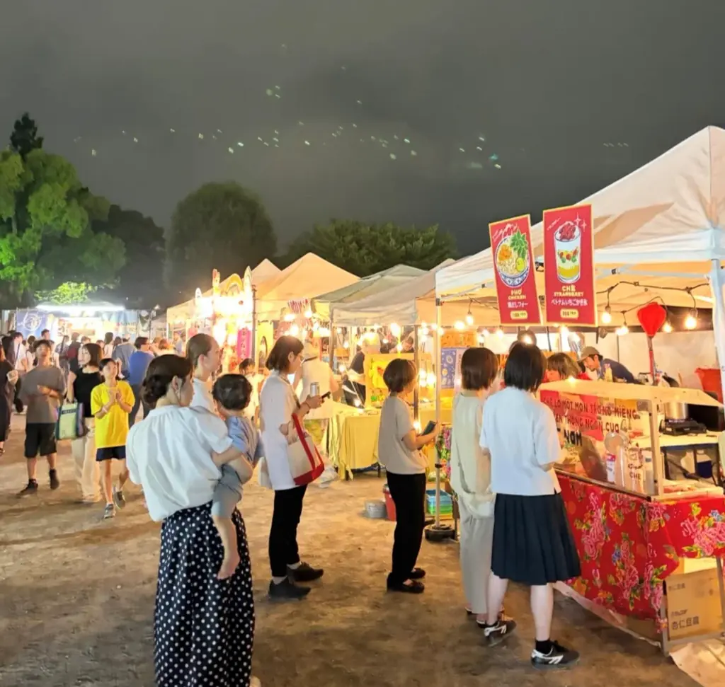 【初日から大盛況！】アイスフェス & アジアン夜市 SHIZUOKA 2026 2026年7月24日（金）〜7月26日（日）ランタンの幻想的な灯りの中、活気溢れる空間に。 画像 2