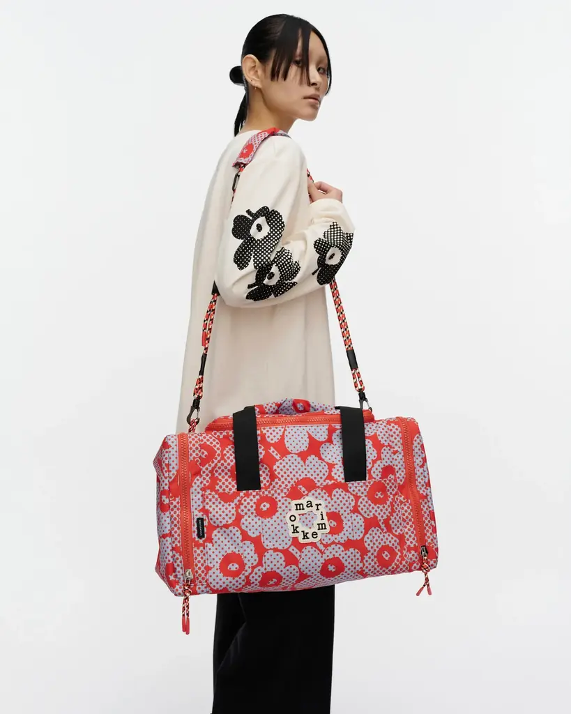 [マリメッコ]マリメッコ キオスキより、アイコニックな「Onni bag」シリーズに新型ボストンバッグとメッセンジャーバッグが登場。軽やかなレイヤーと高揚感を届けるアクティブウェアもラインナップ。 画像 3