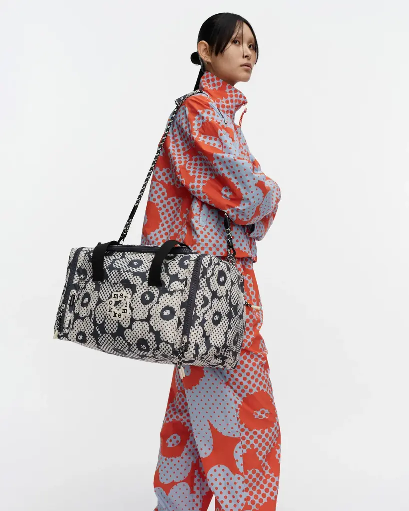 [マリメッコ]マリメッコ キオスキより、アイコニックな「Onni bag」シリーズに新型ボストンバッグとメッセンジャーバッグが登場。軽やかなレイヤーと高揚感を届けるアクティブウェアもラインナップ。 画像 4