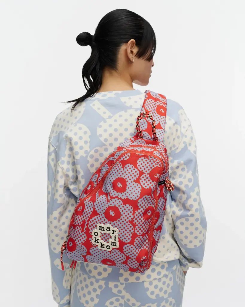 [マリメッコ]マリメッコ キオスキより、アイコニックな「Onni bag」シリーズに新型ボストンバッグとメッセンジャーバッグが登場。軽やかなレイヤーと高揚感を届けるアクティブウェアもラインナップ。 画像 5