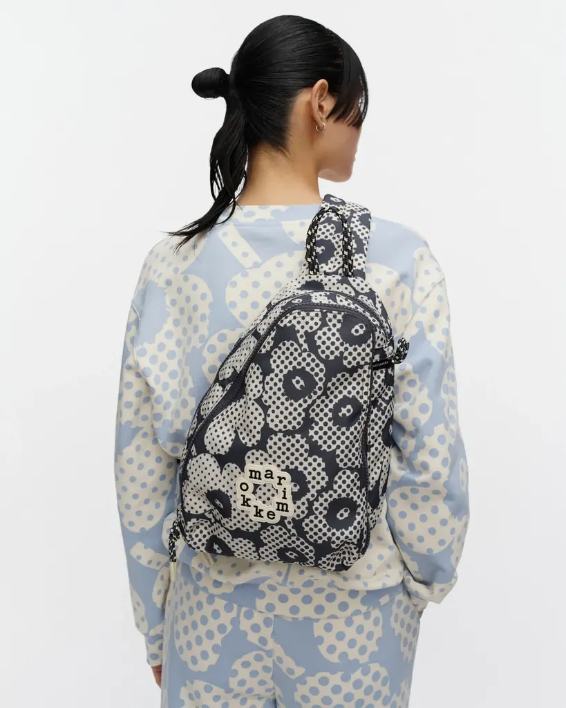 [マリメッコ]マリメッコ キオスキより、アイコニックな「Onni bag」シリーズに新型ボストンバッグとメッセンジャーバッグが登場。軽やかなレイヤーと高揚感を届けるアクティブウェアもラインナップ。 画像 6