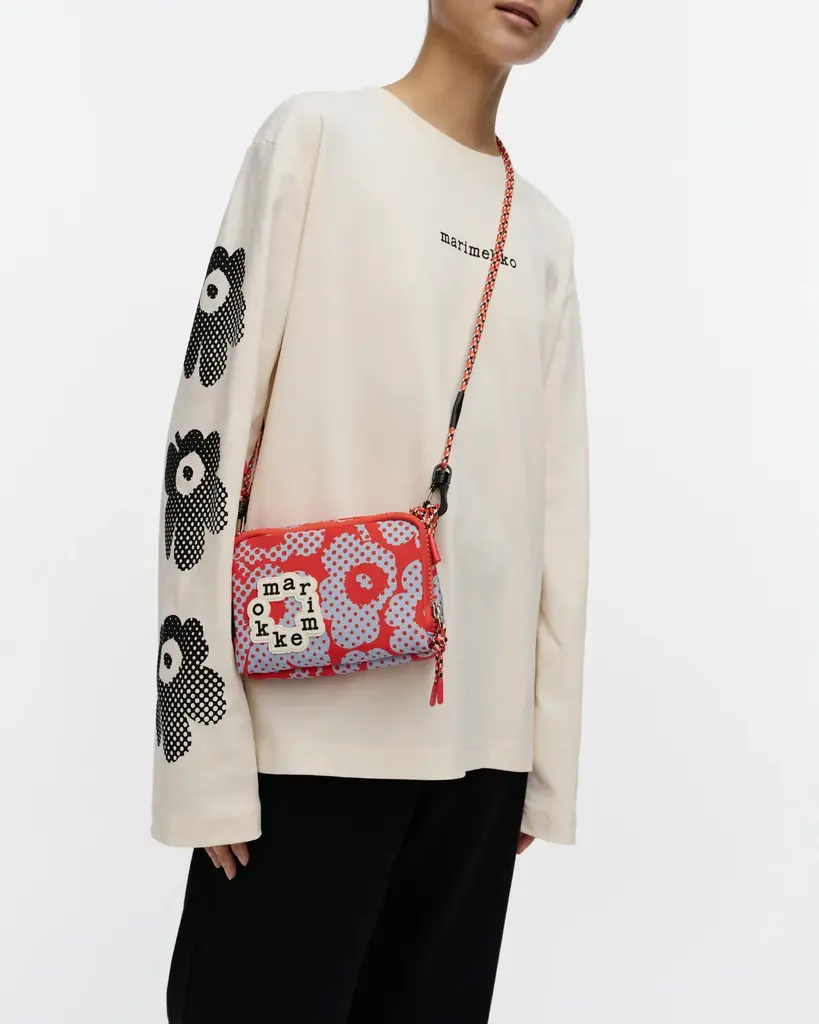 [マリメッコ]マリメッコ キオスキより、アイコニックな「Onni bag」シリーズに新型ボストンバッグとメッセンジャーバッグが登場。軽やかなレイヤーと高揚感を届けるアクティブウェアもラインナップ。 画像 7