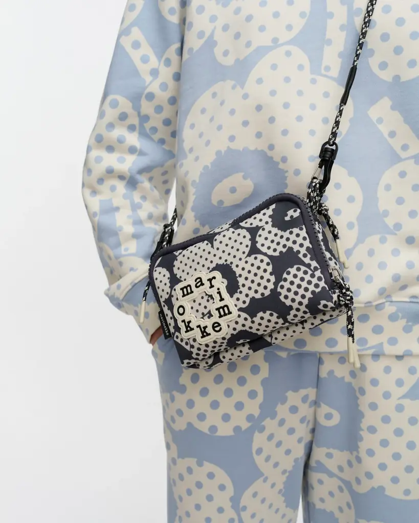 [マリメッコ]マリメッコ キオスキより、アイコニックな「Onni bag」シリーズに新型ボストンバッグとメッセンジャーバッグが登場。軽やかなレイヤーと高揚感を届けるアクティブウェアもラインナップ。 画像 8