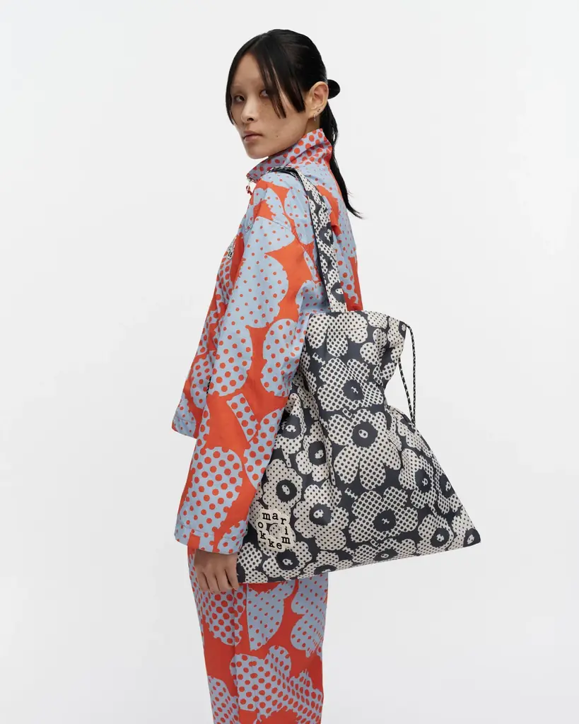 [マリメッコ]マリメッコ キオスキより、アイコニックな「Onni bag」シリーズに新型ボストンバッグとメッセンジャーバッグが登場。軽やかなレイヤーと高揚感を届けるアクティブウェアもラインナップ。 画像 9