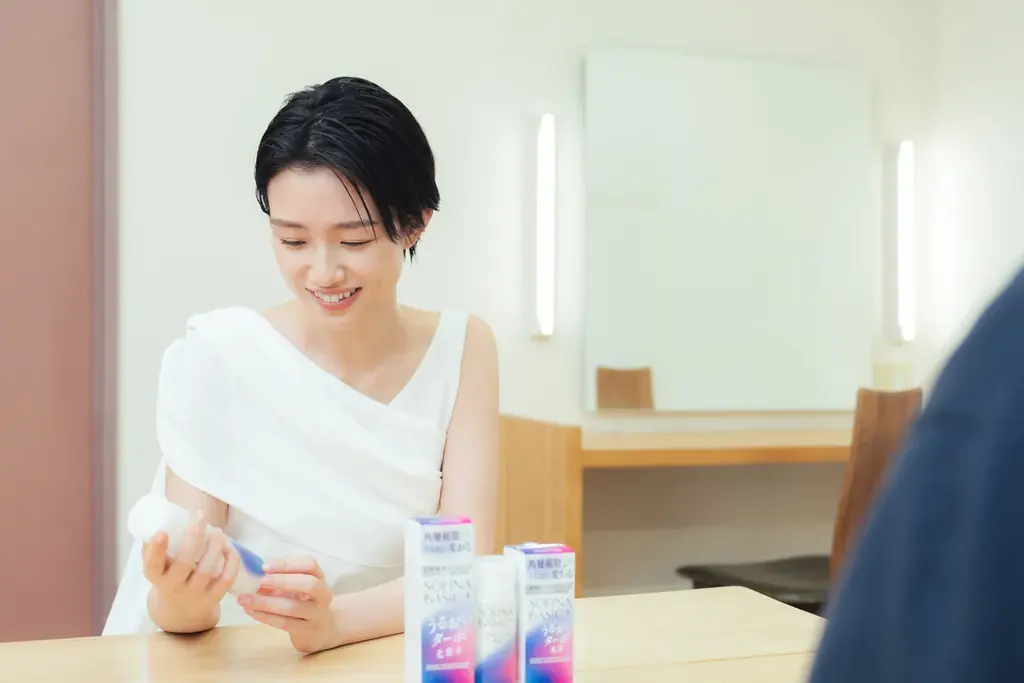 【SOFINA BASIC＋】ブランドミューズに河合優実さんを起用。“うるおいターボ玉”と出会い、渇き※1を超えてゆく新CM　7月28日（火）よりWEBにて公開 画像 9