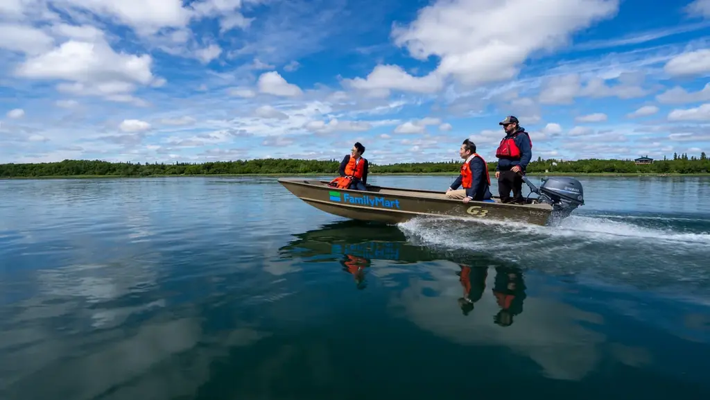 『未来へつなごうアラスカの海』アラスカの持続可能な漁業を支援　おむすびの売上の一部を寄付～アラスカにて寄贈式実施～ 画像 4