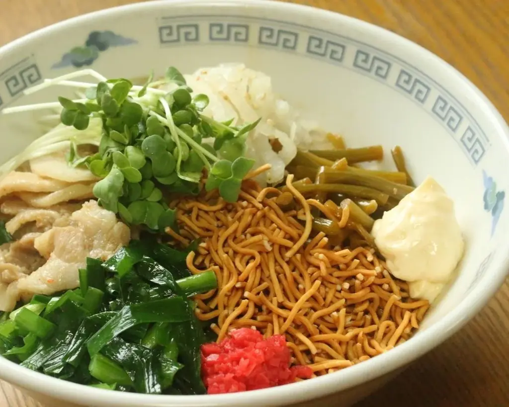 8月2日「ベビースターの日」記念！岩手・花巻のソウルフード「さかえや本店」名物『元祖満州にらラーメン』とのコラボ実現！ 画像 2