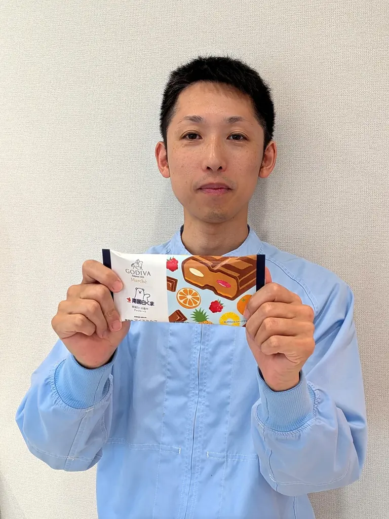 ベルギー産チョコレートと『南国白くま』のおいしさがひとつに。ワンハンドで楽しめる最中アイスで登場！ゴディバ「南国白くま最中 チョコレート」 画像 2