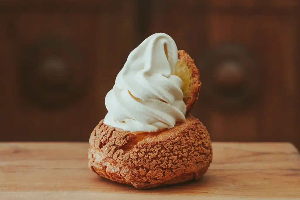 高輪ゲートウェイ駅「MAISON CLASSIC FACTORY」に、焼きたてシューとひんやりソフトを楽しむ「Milk Chou Soft」が8月1日より登場 画像 2