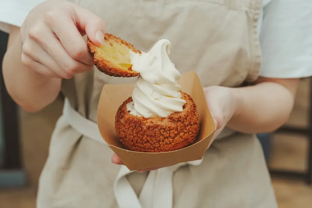 高輪ゲートウェイ駅「MAISON CLASSIC FACTORY」に、焼きたてシューとひんやりソフトを楽しむ「Milk Chou Soft」が8月1日より登場 画像 3