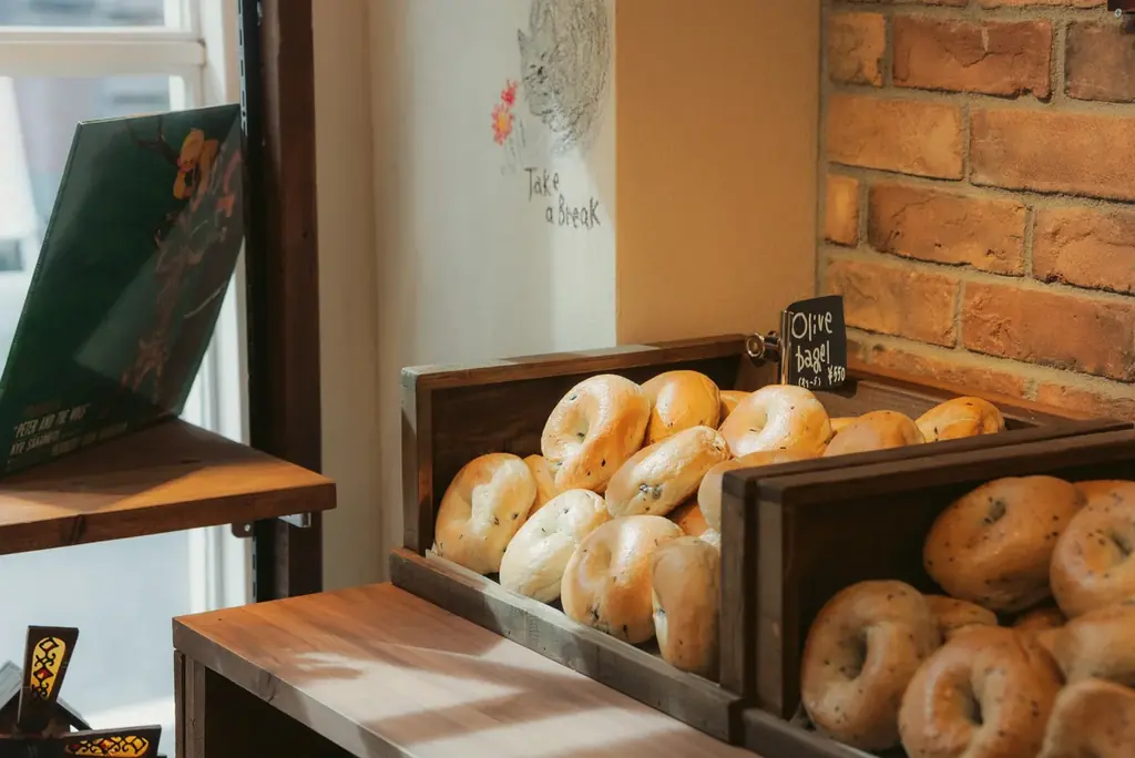 話題の韓国式ベーグル店「Mrs.BAGEL自由が丘店」から新展開！看板商品「サモエド」に続く猫の「ミロベーグル」＆話題の「進化系塩パン」が8月1日(土)より同時新登場！ 画像 3