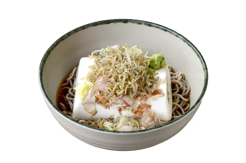 今年５０周年を迎えた「つゞらお」と「箱根そば」がコラボ！「つゞらお」名物、ごま油香るじゃこ豆腐をのせた「じゃこ豆腐一丁そば」を８月１日１０時から期間・店舗限定販売 画像 2