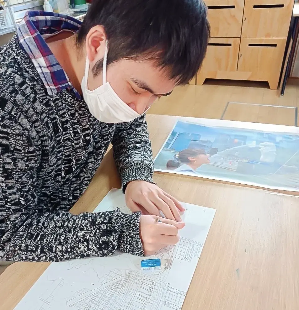 SAGA MADOのウインドウラッピングがリニューアル！ジーニアスラボ所属・山下朝矢さんの作品「夕日の列車」が佐賀駅前を彩ります。 画像 2