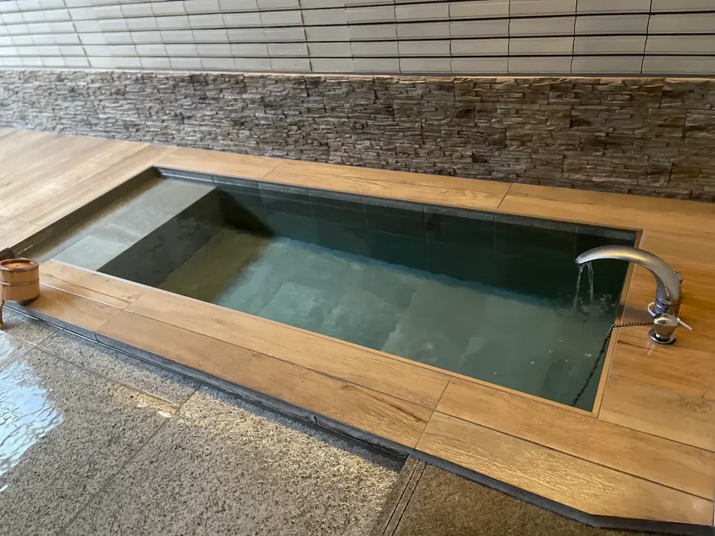 箱根・強羅の高級温泉旅館「玄 箱根強羅」、全面改修を完了した大浴場を7月にリニューアルオープン　モダンなデザインと間欠ミストが織りなす幻想的な湯浴み空間へ 画像 3